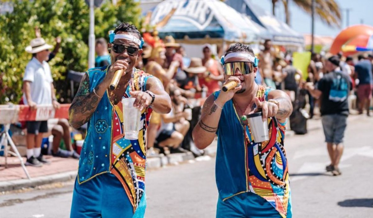 Con música, baile y coloridos desfiles: así se vive el regreso del carnaval de Aruba | Turismo & Viajes | BioBioChile