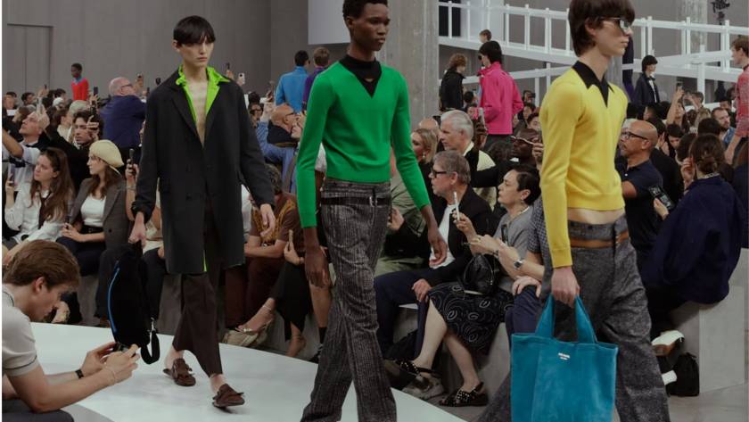 Prada ha redefinido el estándar de la moda masculina con su colección Spring/Summer 2025.